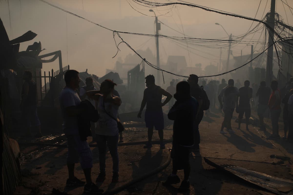 Unas 200 personas fueron evacuadas a lugares seguros, en tanto que la empresa eléctrica local informó que cortó por precaución el servicio eléctrico a unos 47,906 clientes.