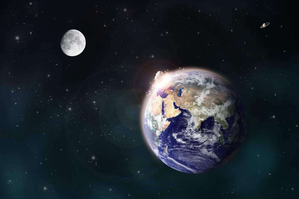 Lo que se llama el perigeo y la distancia será aproximadamente unos 363.000 kilómetros, mientras que cuando la Luna se encuentra más lejos de la Tierra, en el llamado apogeo está a 406,000 kilómetros de distancia. 
<br>