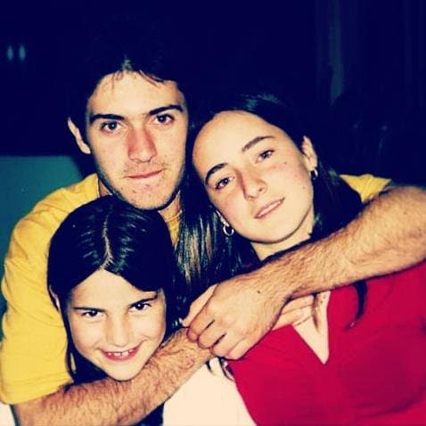 Rafael y Mariana son resultado de su primer matrimonio mientras que Carla, la menor de los hermanos, es del segundo.