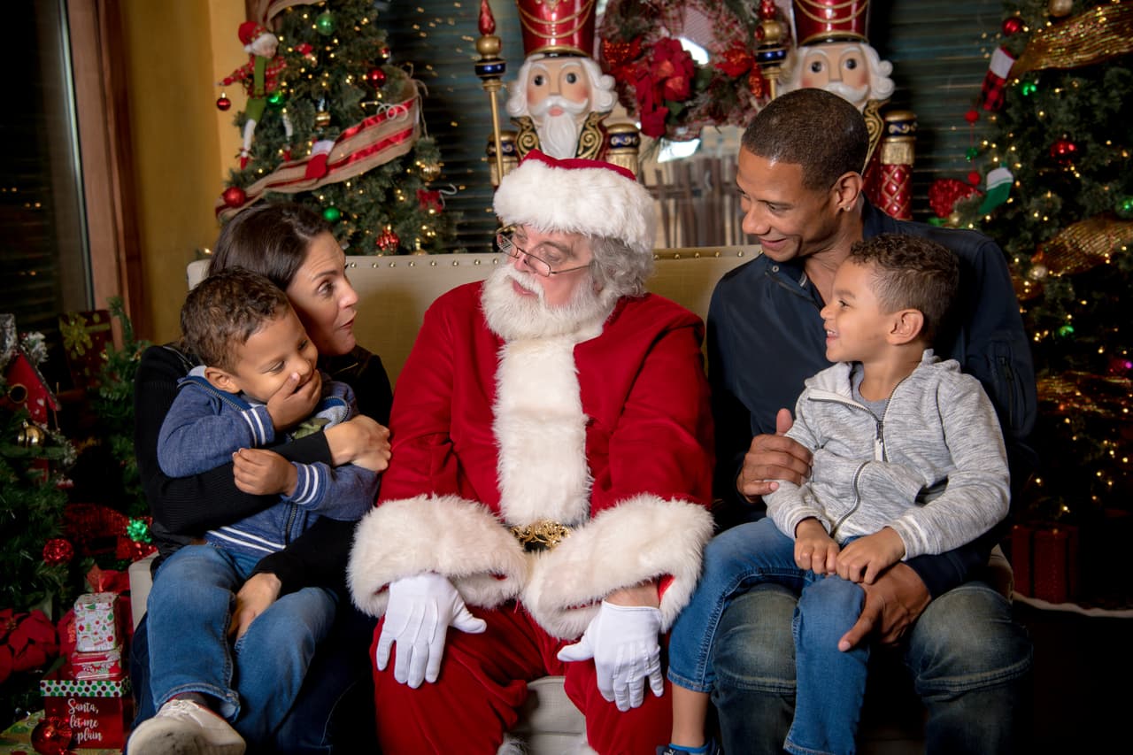 La posibilidad de fotos con Santa también hacen parte del recorrido.