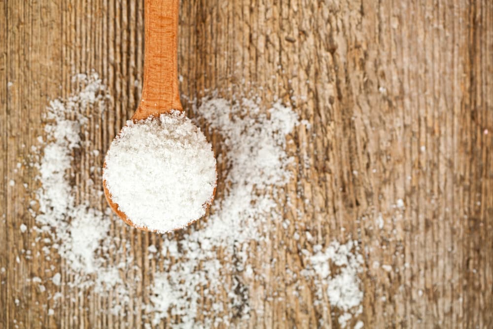 Un par más que datan de hace siglos es que si quieres evitar que alguien dañe a tu bebé, antes de que puedas bautizarlo, debes atar a sus ropas un pequeño saco o bolsita con un poquito de sal, cuando lo pongas a dormir en su cuna. O también, si alguien en tu familia está enfermo, pon un plato con sal bajo la cama para que absorba el mal y lo proteja.