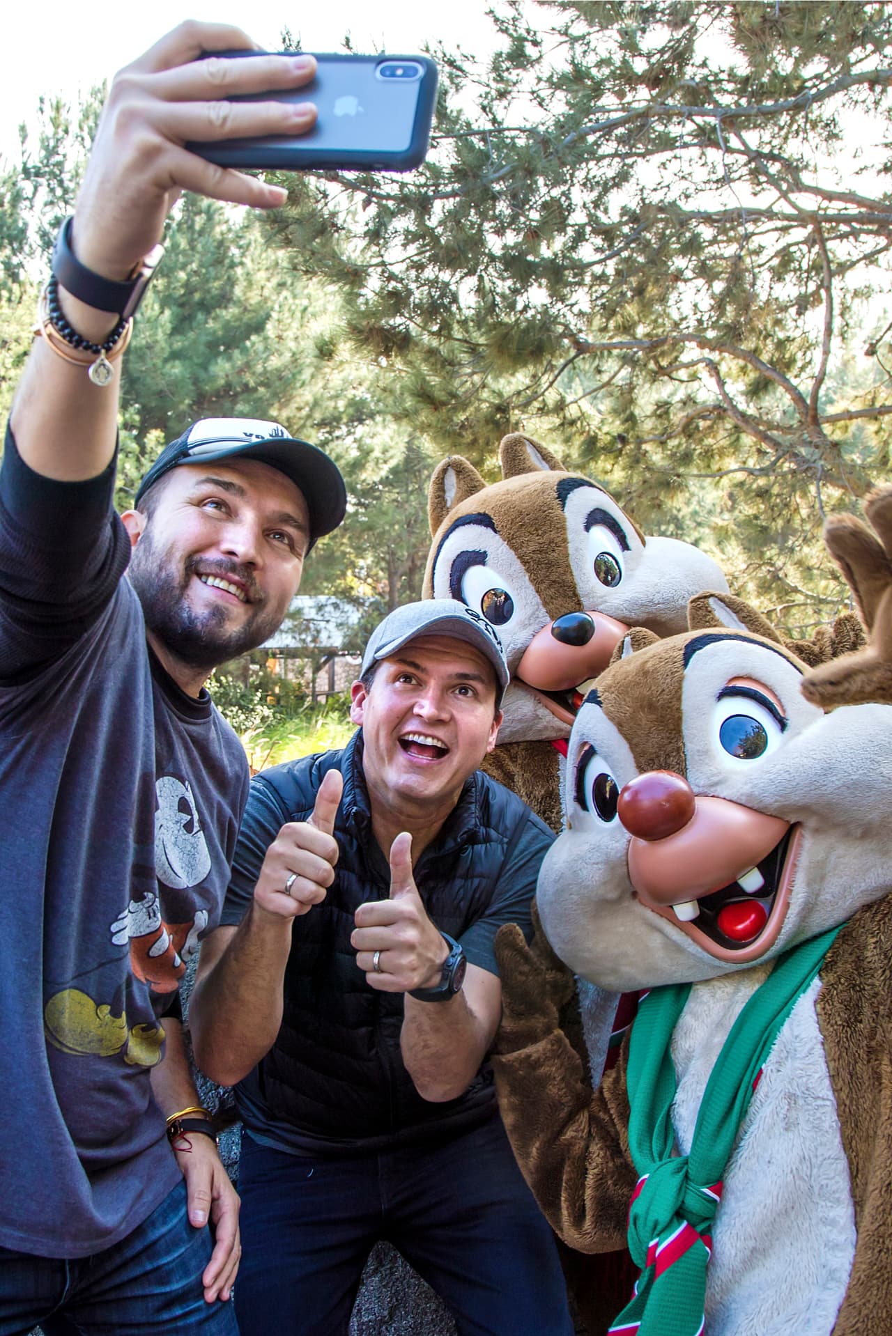 Poncho y Joel Lizárraga regresaron a Disney para pasar un día inolvidable junto a sus respectivas familias.