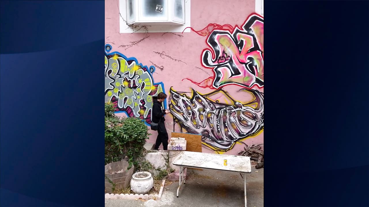 El Departamento de Policía de Los Ángeles ha arrestado a dos personas sospechosas de vandalizar una de las mansiones de Hollywood Hills. Sin embargo, la mansión de Bel Air, hasta el momento, no ha tenido arrestos relacionados.