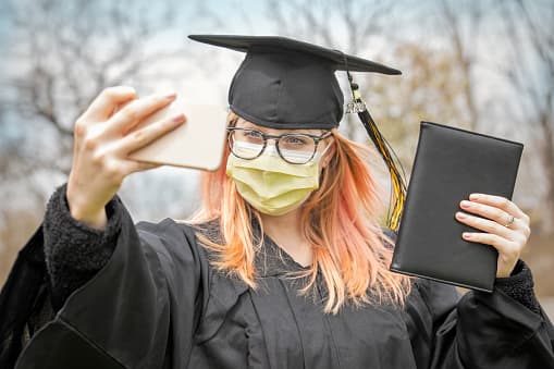 <b>Ceremonias híbridas </b> 
<br>
<br>Estas ceremonias consisten en un video con los estudiantes graduados. Estos pueden tener lugar a partir del 15 de mayo bajo pautas de distanciamiento social. 
<br>
<br>Cualquier persona que participe en los videos habría sido examinada para detectar síntomas de covid-19. 
<br>
<br>“Si se les permite a los miembros de la familia de los estudiantes observar o participar en una ceremonia híbrida, los funcionarios escolares deben comunicarse con las familias de los estudiantes antes de la ceremonia para determinar cuántos miembros de la familia asistirán para que puedan planificar adecuadamente para implementar medidas de distanciamiento social, logística y otras medidas de seguridad”, indicó la agencia de educación.