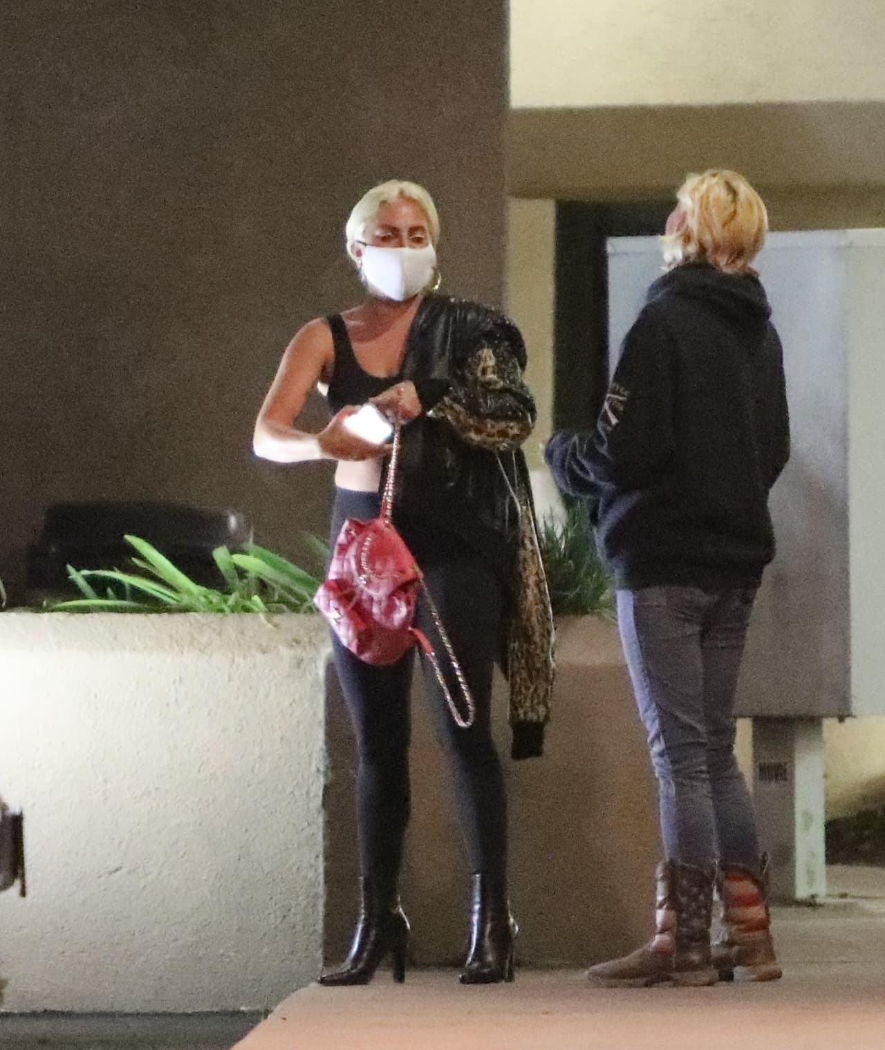 La mujer que recibió el gesto se llama 
<b>Shannon McKee</b>, tiene 27 años y trabaja como niñera, de acuerdo con un reporte de 
<b><a href="https://www.today.com/popculture/lady-gaga-gifts-leather-jacket-fan-who-complimented-her-t184534" target="_blank">'Today'</a></b>. 
<br>