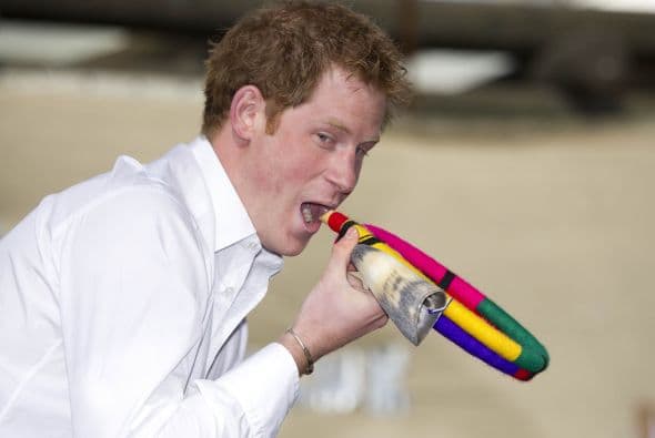 Además, el hijo pequeño de Carlos y Diana recibió un instrumento musical llamado 'trutruca' fabricado por los niños y que hizo sonar, para regocijo de los pequeños, que reían alborozados.