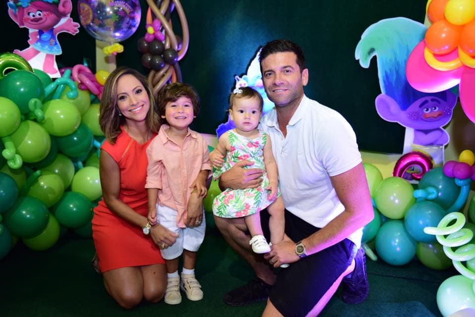 Satcha Pretto llegó con su esposo Aaron y sus hijos Bruce y Alana a este festejo.