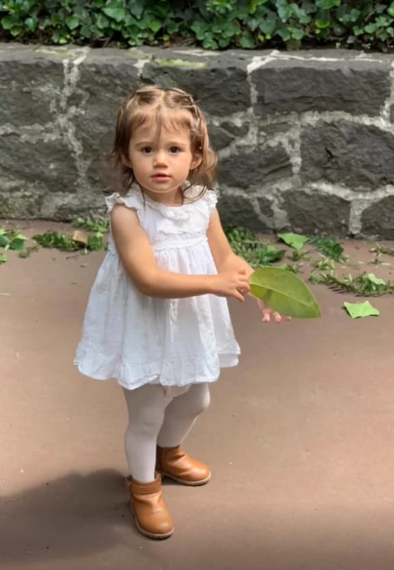 "Dos años de ser la mamá más afortunada del mundo. Hace dos años llegaste a esta tierra a llenarnos de ternura, de amor, alegría. Te soñaba desde siempre, te esperaba, te anhelaba y eres mejor de lo que pude imaginar", señaló la cantante en Instagram junto a un video de felicitación por el segundo cumpleaños de su hija.