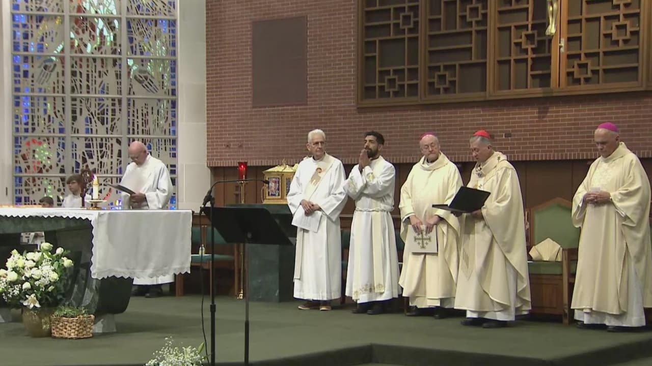 En tanto, en la 
<b>zona cero del tiroteo</b> el 
<b>luto</b> se percibe en el aire. Ofrendas, mensajes, 
<b>misas y vigilias</b> han sido constantes con 
<b>muestras de afecto y dolor</b> de los residentes de la localidad, donde 
<a href="https://www.univision.com/local/chicago-wgbo/estaban-en-la-misma-clase-padre-de-una-joven-que-estudiaba-con-el-sospechoso-del-tiroteo-en-highland-park-video" target="_blank">a los residentes aún les cuesta creer lo que sucedió</a>.