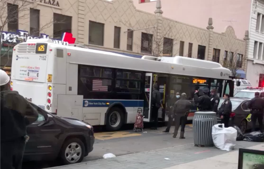 Anciana de 70 años recibe disparo en la cara después de que una bala atravesara un autobús en Brooklyn