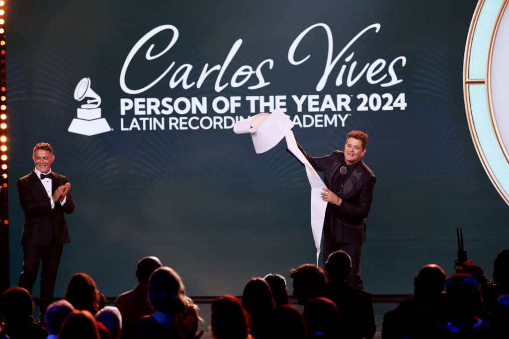 Carlos Vives bromeando sobre la cantidad de personas a las que tiene que agradecer.