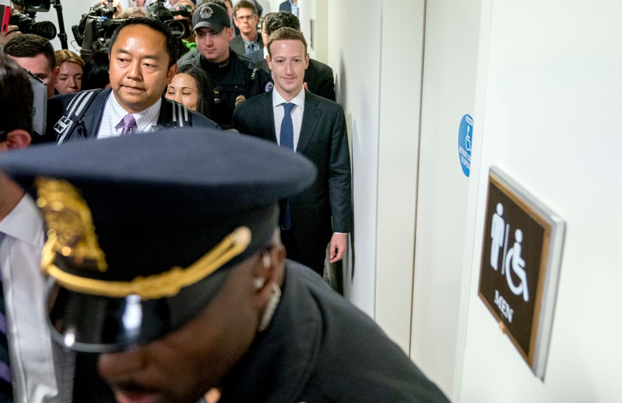 El presidente de Facebook durante su recorrido por el Capitolio este lunes 9 de abril. Además, Zuckerberg tendrá que dar explicaciones 
<b>sobre la investigación de inteligencia de EEUU que determinó que granjas de trolls rusos operaron en redes sociales con publicidades falsas, perfiles y grupos falsos</b>, para fomentar diferencias raciales y políticas en EEUU de cara a las elecciones presidenciales 2016. La plataforma preferida de los hackers rusos fue Facebook.
<br>