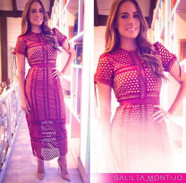 Un vestido original hará que tu look se vea sensacional. El estilo de nuestra presentadora es sofisticado y único.