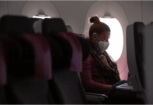 <b><a href="https://www.univision.com/noticias/salud/seguridad-de-los-viajes-en-avion-y-consejos-para-protegerte-thanksgiving-2020" target="_blank">Viajar en avión</a> </b>requiere pasar tiempo en las colas de seguridad y en las terminales de los aeropuertos, lo que puede ponerte en estrecho contacto con otras personas y con superficies que se tocan con frecuencia. La mayoría de los virus no se propagan fácilmente en los vuelos debido a la forma en que el aire circula y se filtra en los aviones. Sin embargo, 
<a href="https://www.univision.com/noticias/salud/cual-es-el-riesgo-real-de-contraer-el-coronavirus-en-un-avion">mantener la distancia es difícil en los vuelos atestados</a>.
