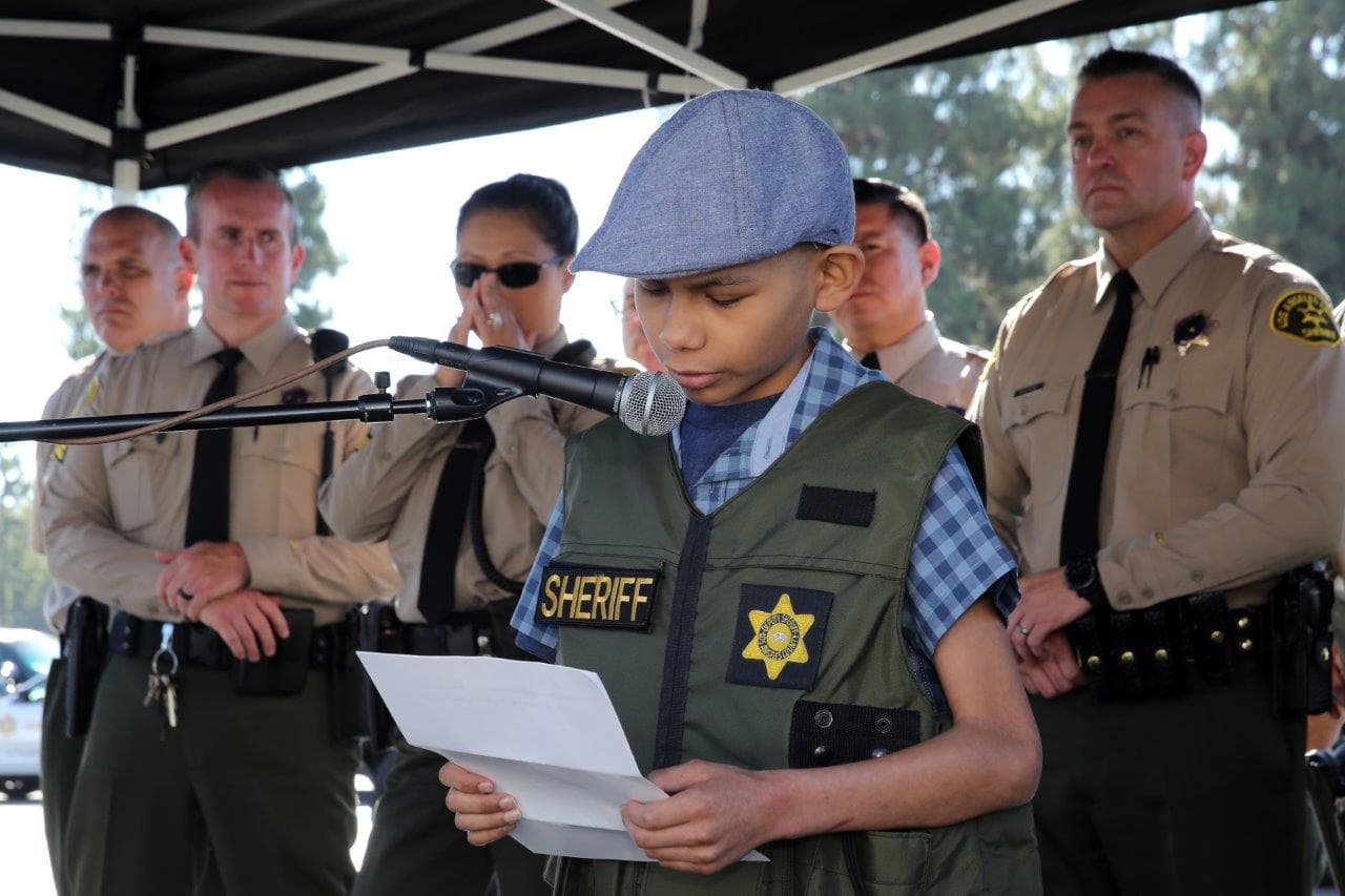 Un niño de 13 años con leucemia es nombrado oficial del Sheriff de Los Ángeles por un día