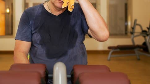 Todo este tiempo hemos creído que cuando hacemos ejercicio y sudamos nos estamos deshaciendo por completo de la grasa, y que entre más sudemos entonces más rápido eliminaremos esas libras de más, pero no es cierto.