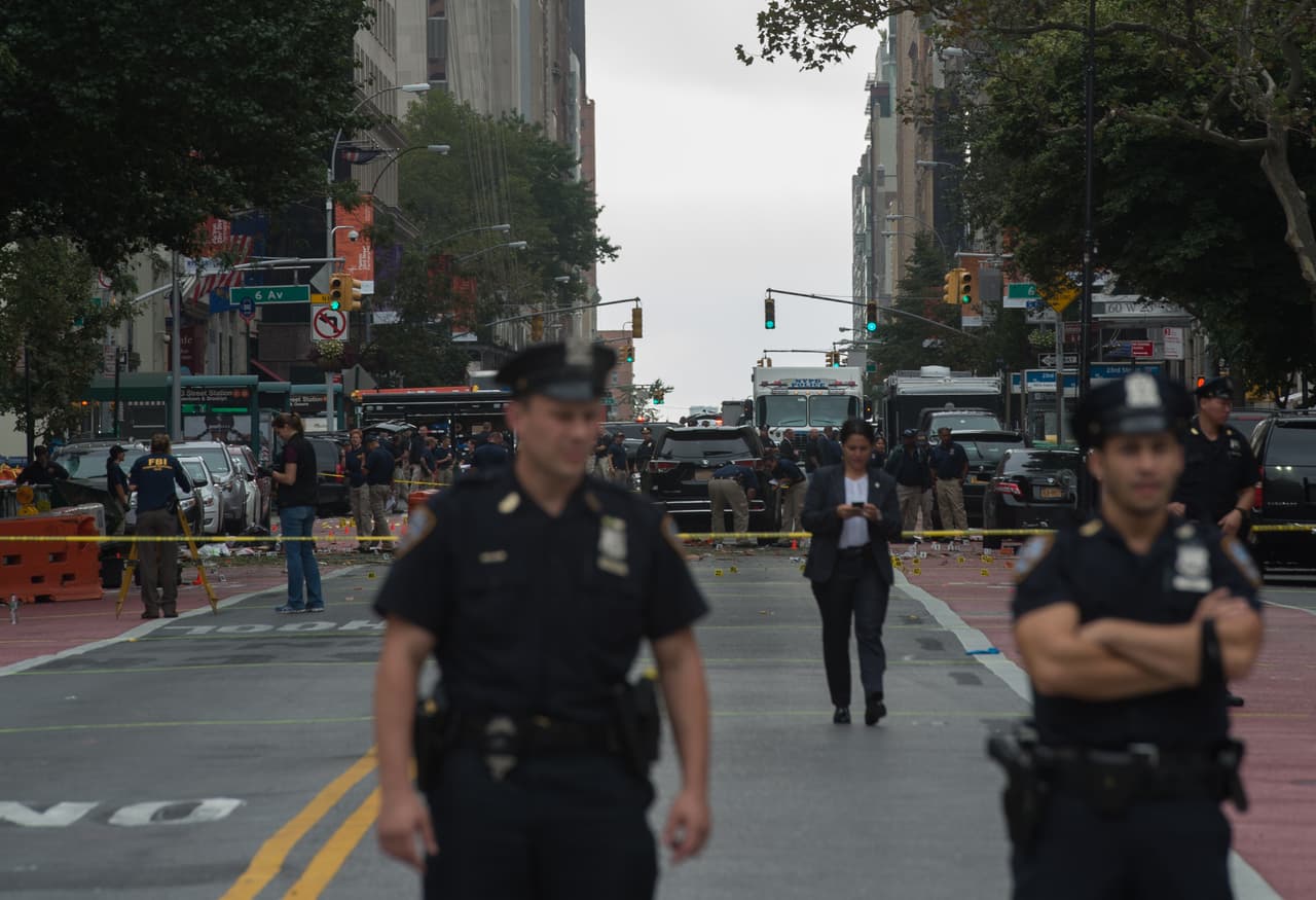 Pasada la media noche, las autoridades emitieron una alerta a todos los residentes en la calle 27 oeste, con las avenidas Sexta y Séptima, después de que la policía localizara un segundo artefacto sospechoso a apenas unas cuadras donde se produjo la primera explosión. Esta mañana continúan las investigaciones.