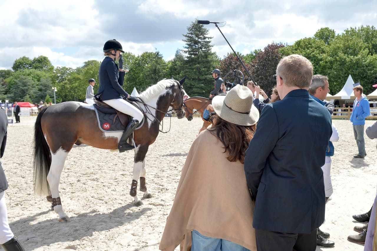 La chica que los tenía cautivados es una gran jinete.
