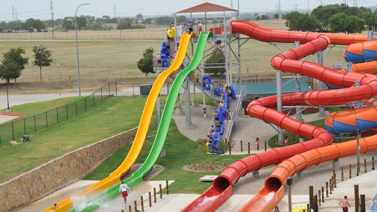 En 
<b>Roanoke</b> el parque abrió a diario en junio y julio por estos dos meses 
<b>los horarios son de domingo a jueves</b> de 10:30 a.m. a 6:00 p.m. y los viernes y sábados de 10:30 a.m. a 8:00 p.m. Este horario permanecerá así hasta la segunda semana de agosto.