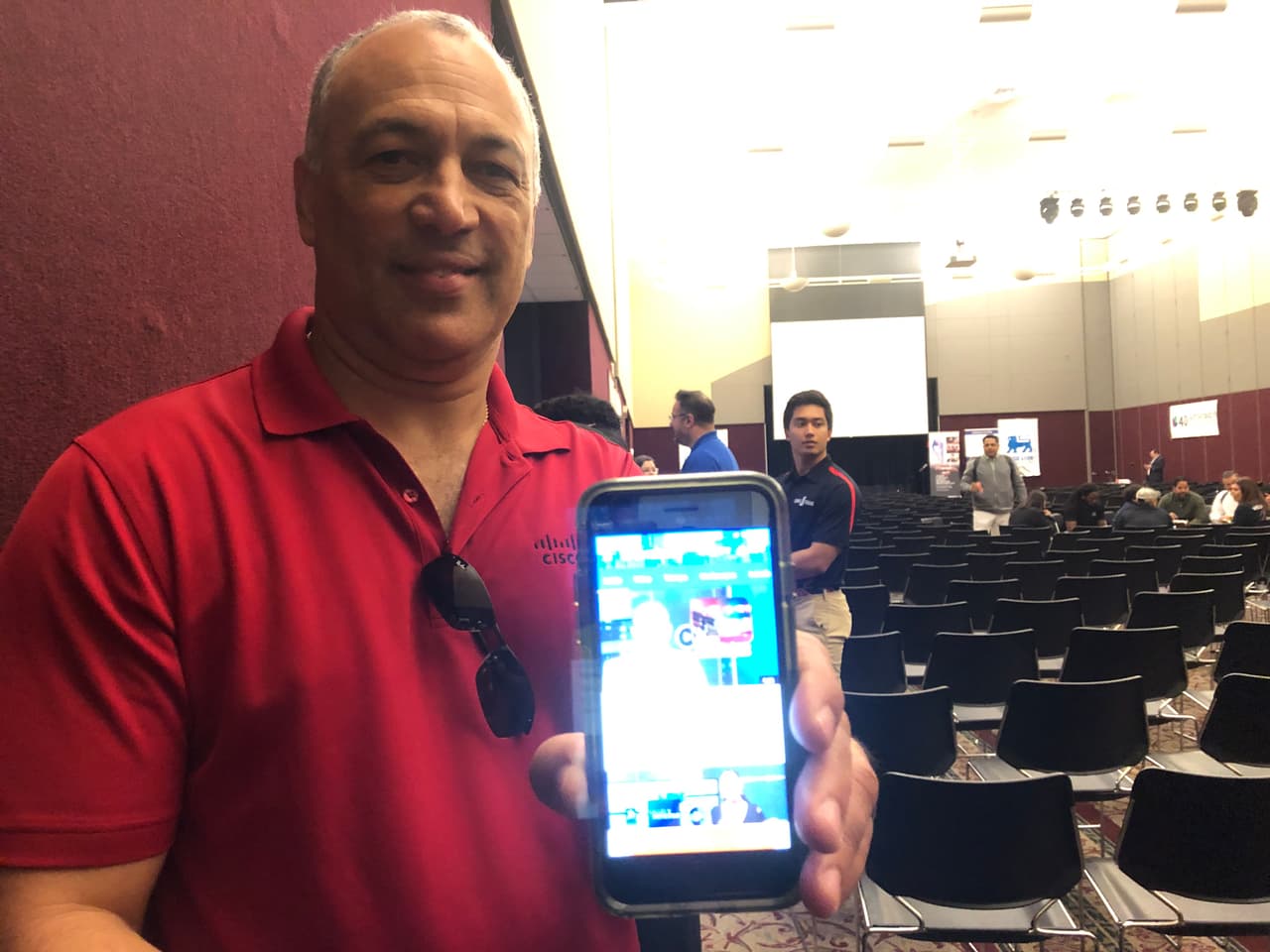 Estudiantes descargan la APP de Univision 40 North Carolina durante el Hispanic Education Summit 2019