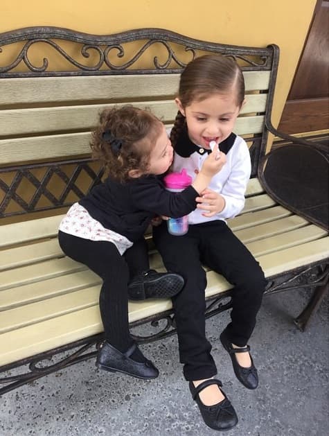 Larry debe estar muy orgulloso de ser un papá muy consentidor y con mucho estilo.