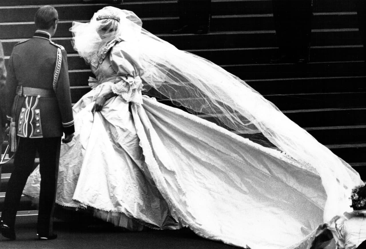 Lady Di acaparó la atención del sector de la moda el día de su boda, el 29 de julio de 1981, cuando la cola de 25 pies que acompañó a su vestido hizo que su nombre resonara todavía más.