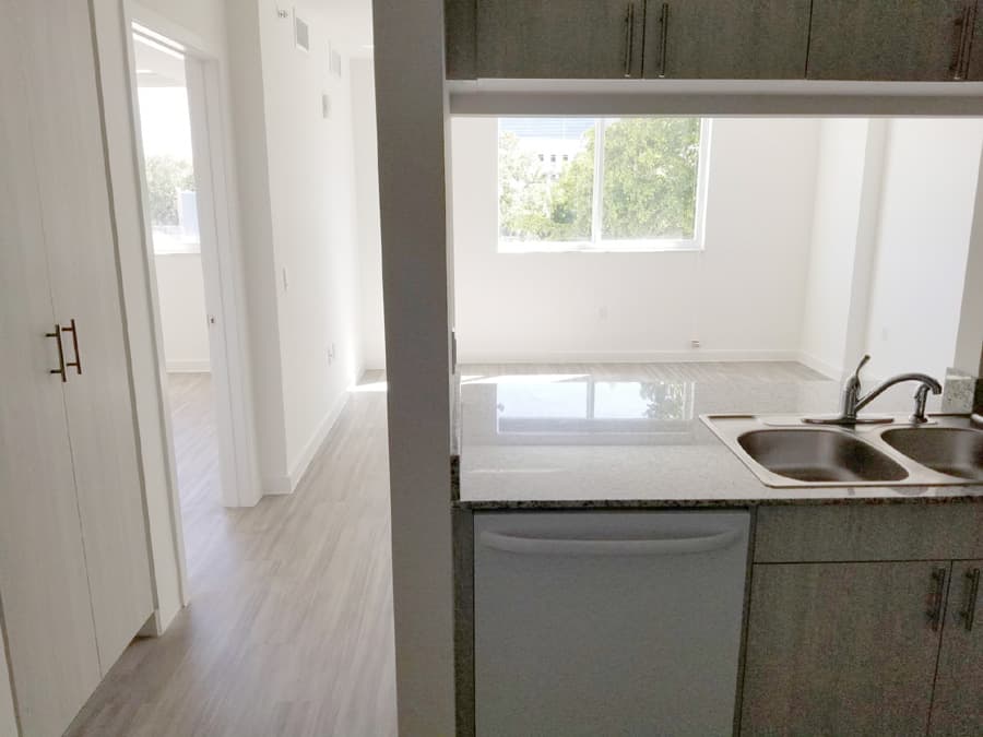 Las unidades tienen electrodomésticos de bajo consumo de energía, calentador de agua, unidades con aire acondicionado y cocinas modernas con tope de granito.
<br>