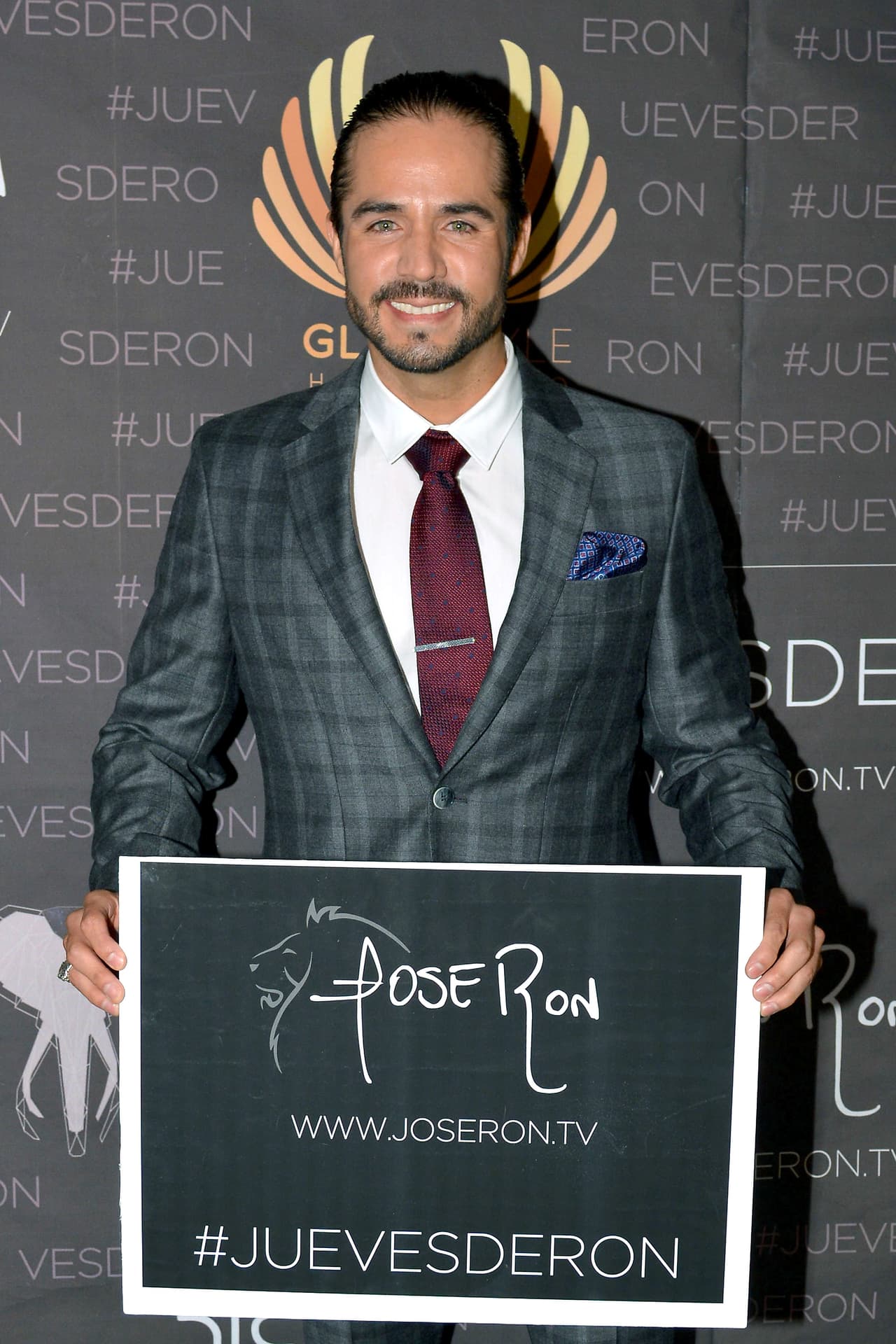 También se mencionó el nombre de 
<b><a href="http://www.univision.com/temas/jose-ron">José Ron</a></b> para estelarizar este melodrama que nunca se realizó, pero no se quedó con ganas de ser protagonista y en el año 2014 lo vimos en 'Muchacha italiana viene a casarse'.