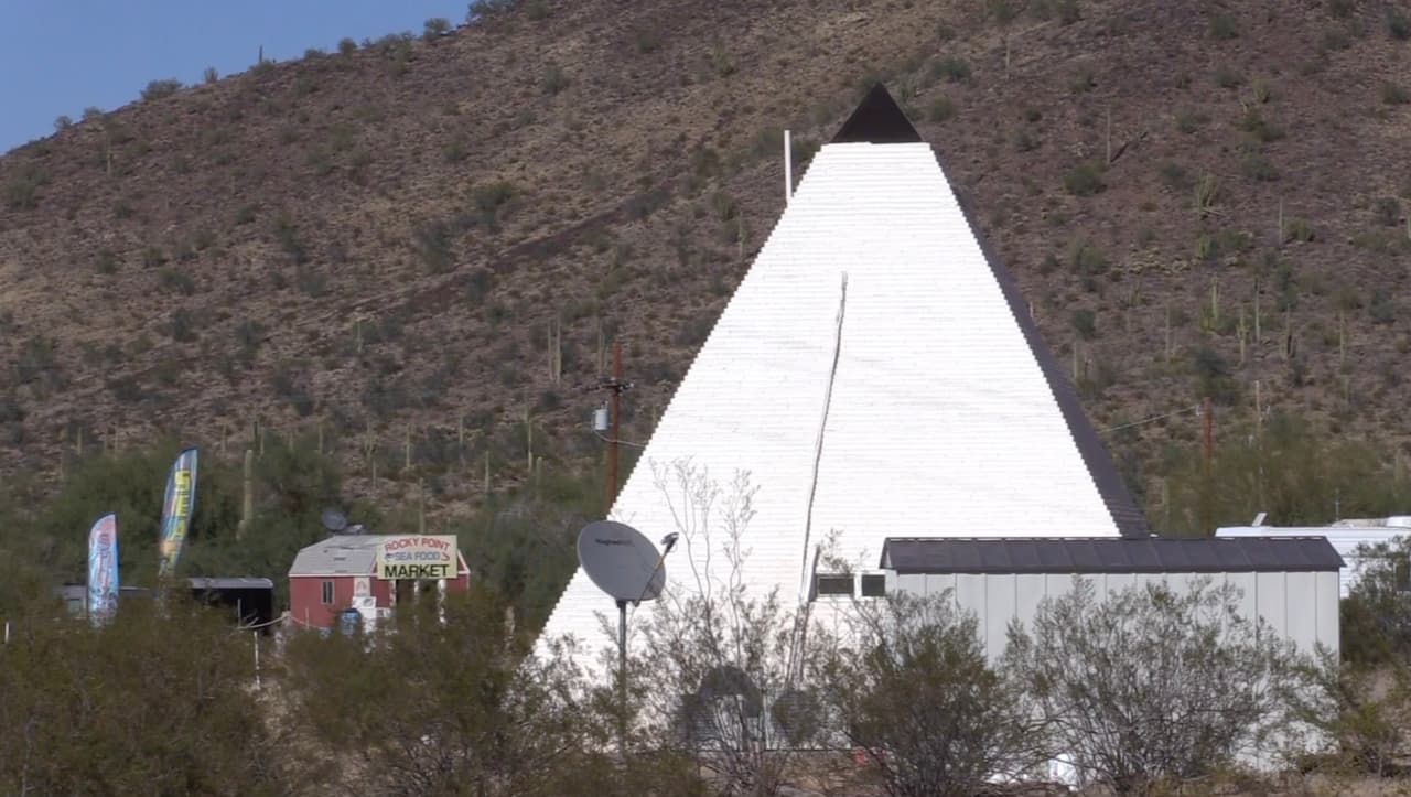 <b>Vista Why, Arizona:</b> Al sur de Arizona hay una ciudad que se llama que se llama ‘Why’ o ‘por que’. Si ha manejado a Puerto Peñasco, seguro ha pasado por este pueblo rural que tiene menos de 200 habitantes. 
<a href="https://www.univision.com/local/arizona-ktvw/conoce-el-pueblo-rural-de-arizona-que-tiene-167-habitantes">Conoce aquí </a>por esta ciudad en Arizona recibió este nombre extraño.
<br>