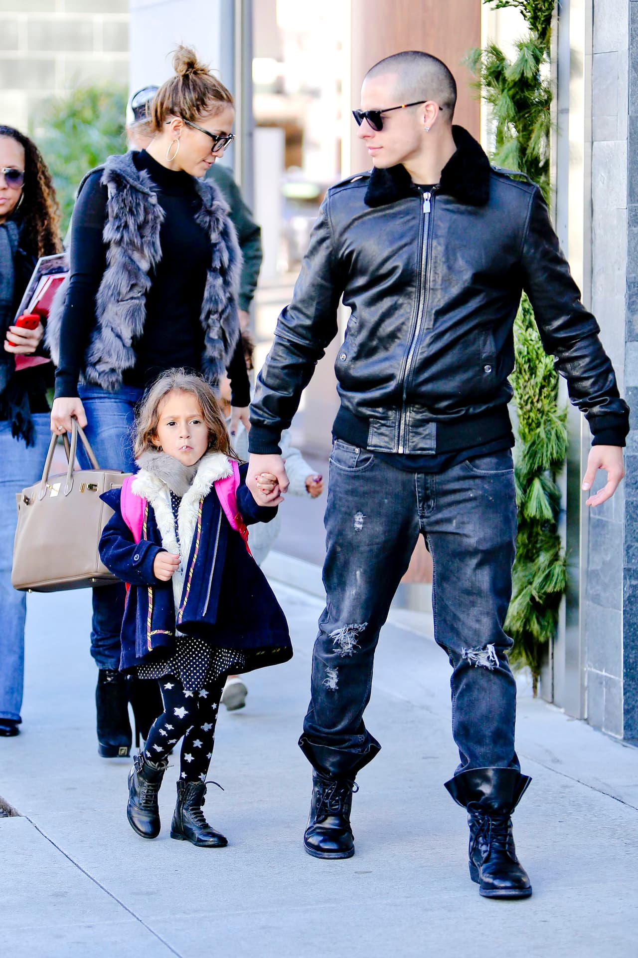 Emme también ha optado por imitar el estilo fashionista de su famosa madre, aún con un look total black.