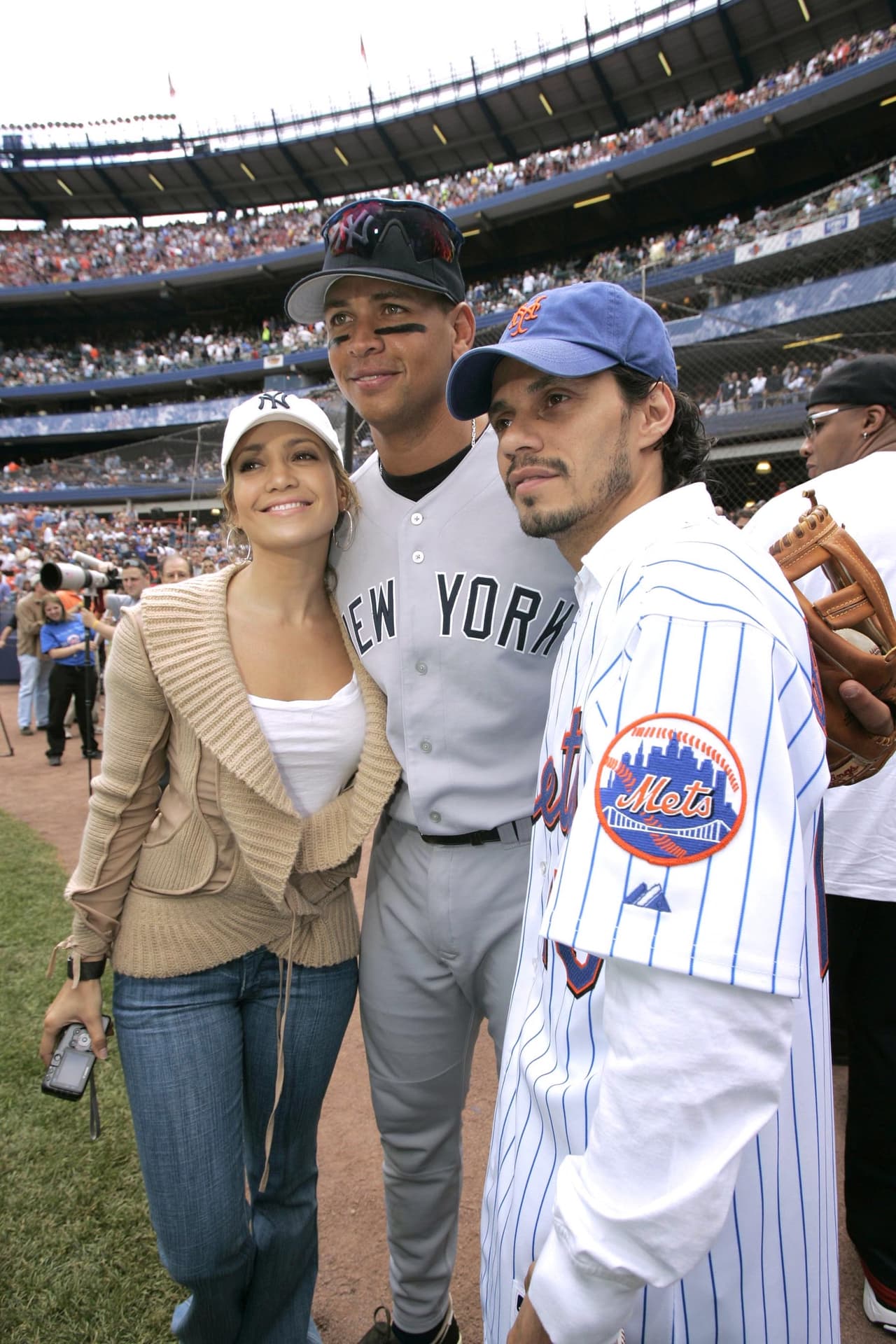 Quién diría que JLo, A-Rod y Marc terminarían años después siendo amigos. Y así lo han demostrado en su ardua labor a favor de los damnificados en Puerto Rico tras el paso del huracán María y como el concierto 'Somos una voz', que protagonizan los cantantes, a beneficio de las víctimas.