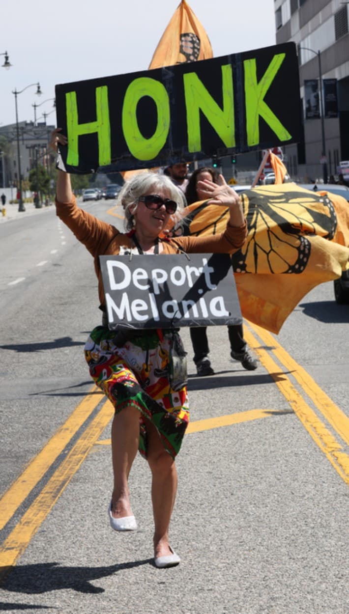 Parte de la manifestación incluyó expresiones alrededor del 'Metropolitan Detention Center', en el edificio federal 
<b>Edward R. Roybal</b>, en el 
<b>535 norte, de Alameda Street</b>, en el centro de Los Ángeles. Había quienes pedían 
<b>tocar bocina</b>, a quienes estuvieran de acuerdo con 
<b>deportar a Melania</b>, refiriéndose a la primera dama de Estados Unidos. 
<b><a href="https://www.univision.com/local/los-angeles-kmex/detras-de-la-historia-de-inmigracion-de-melania-trump-video" target="_blank">Melania Trump nació en Eslovenia</a></b>, en Europa central.