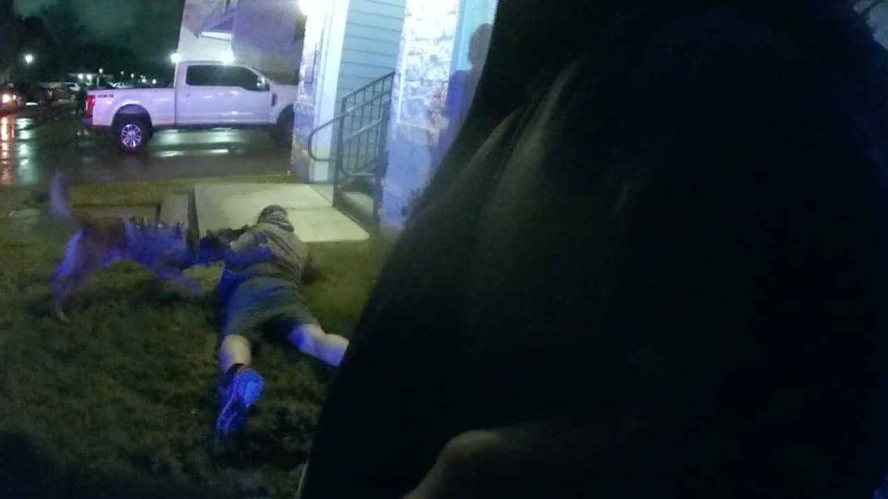 En el video de la cámara corporal del agente se observa como el perro ataca a Benfer y lo mantiene en el suelo sin soltarlo.