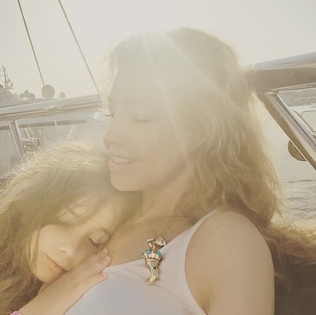 Y el día estuvo tan agitado que tomó una pequeña siesta con su hija Sabrina.