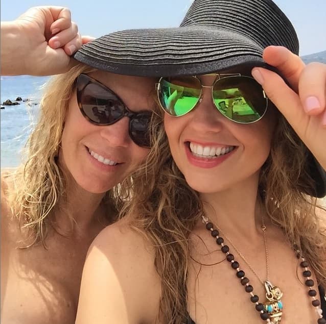 La cantante y su familia estaban bien acompañados por la familia del diseñador Tommy Hilfiger.