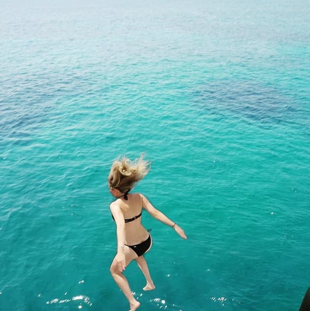 ¡Es súper atrevida! La cantante practicó sus clavados.
