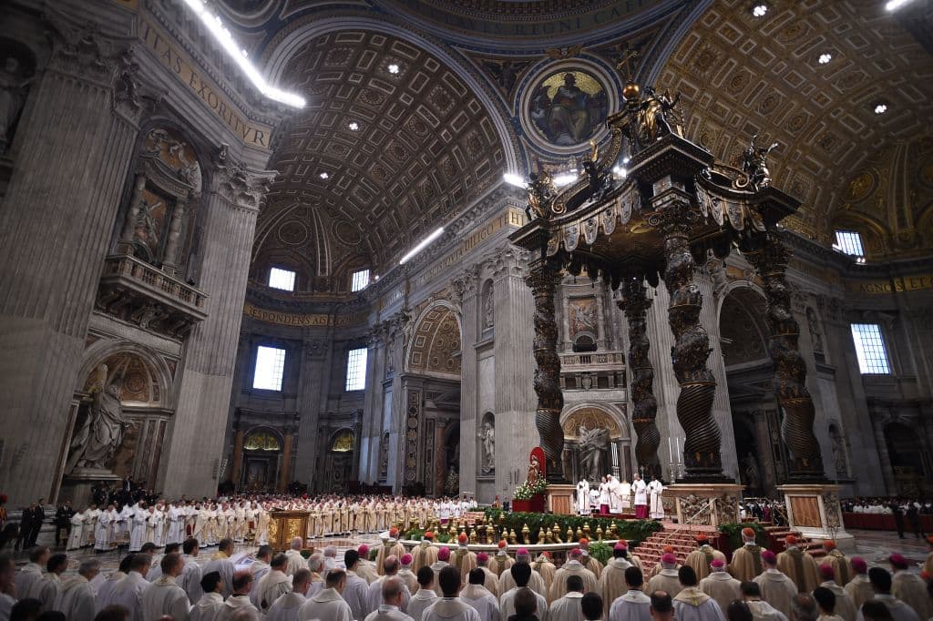 Vista del interior de la Basílica de San Pedro, repleta de cientos de sacerdotes de todo el mundo, durante la Misa Crismal de Jueves Santo.