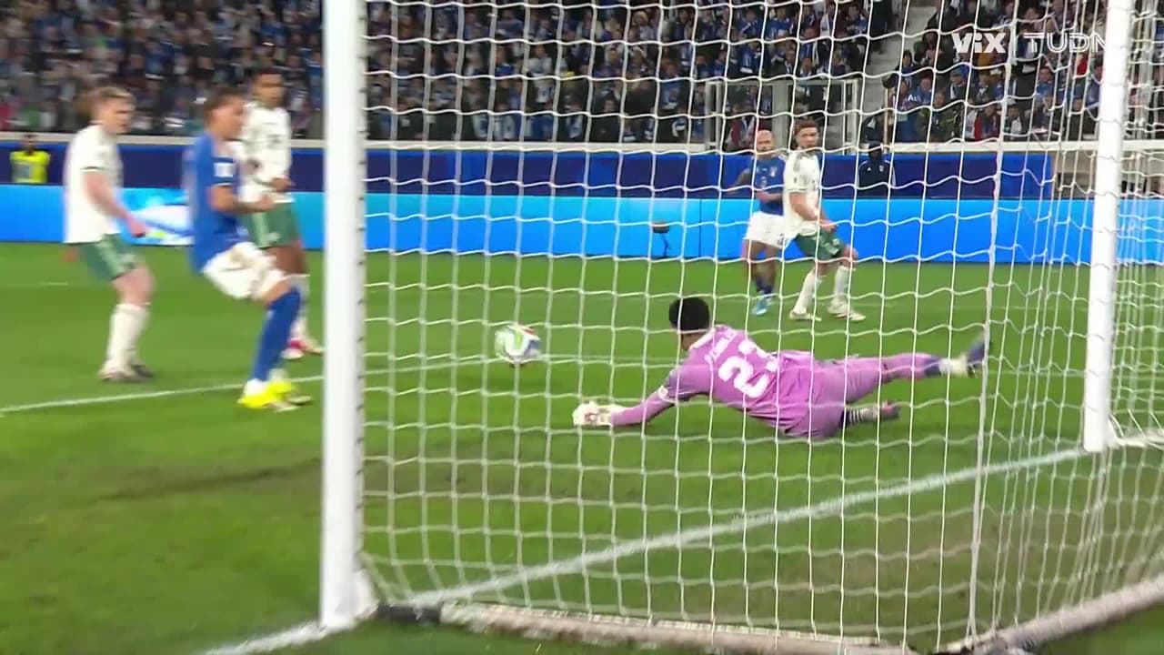 ¡Cerca el primero de Italia! Atajadón de Charles al trallazo de Dimarco