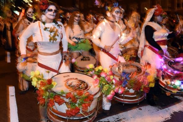 Además conjuntó 53 diferentes bandas de música, bailarines, artistas y a todo quien quisiera ataviarse con un disfraz.