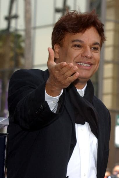 Tras muchos rumores sobre su salud y una recaída, 'El Divo de Juárez' ya se encuentra fuera del hospital y ofreciendo shows como todo un profesional.