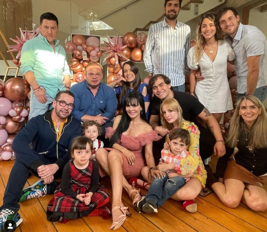 Curiosamente, en lo que va del año Maribel Guardia tiene publicadas más fotos en las que están juntos su hijo y su esposa que las que ellos tienen de sí mismos en sus cuentas de Instagram. 
<br>