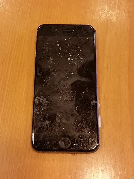 iPhone perteneciente a Austin Stephanos y que fue hallado en el bote en que recuperó un buque noruego.