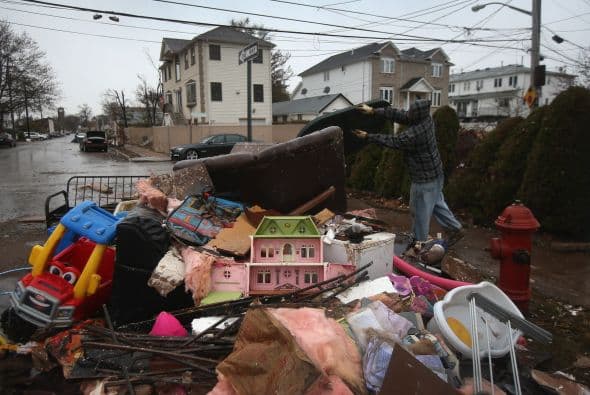 "En esta ocasión no vamos a anunciar una orden de evacuación general, pero estamos pidiendo a la gente que tome precauciones, especialmente los que viven en las zonas cercanas al agua", indicó el alcalde.