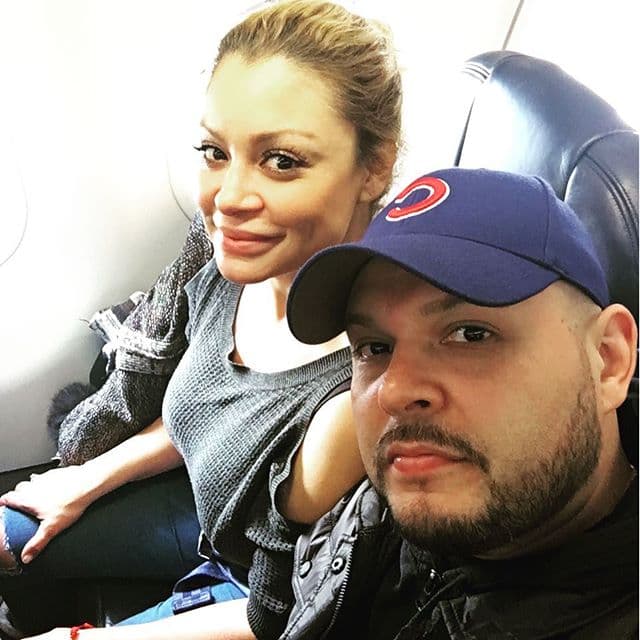 Aún con un estilo más ligero o sport para viajar por avión, Marisol luce siempre bella.