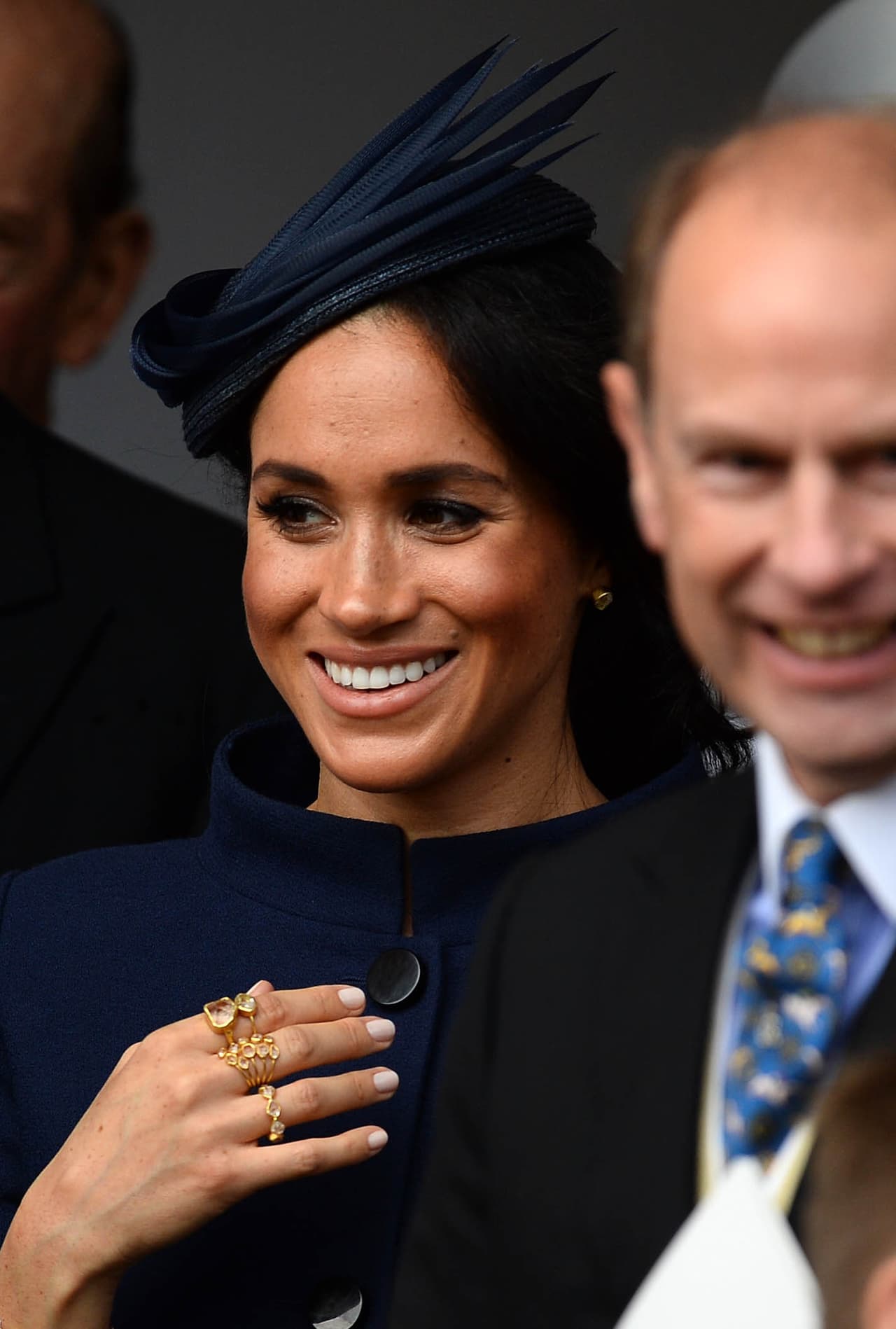 El detalle que llamó la atención fueron la serie de anillos de la marca Pippa Small que llevó en cuatro dedos.
