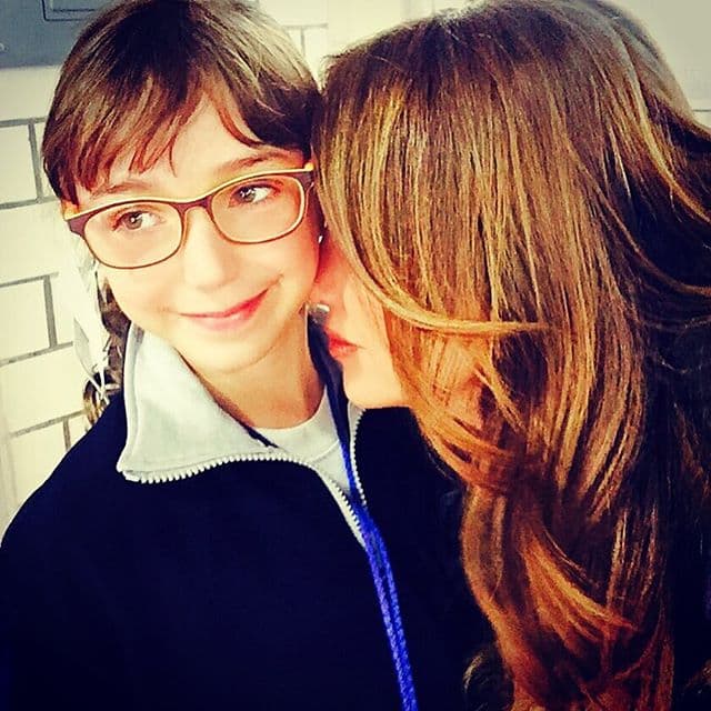 Andrea celebra los logros de su pequeña.