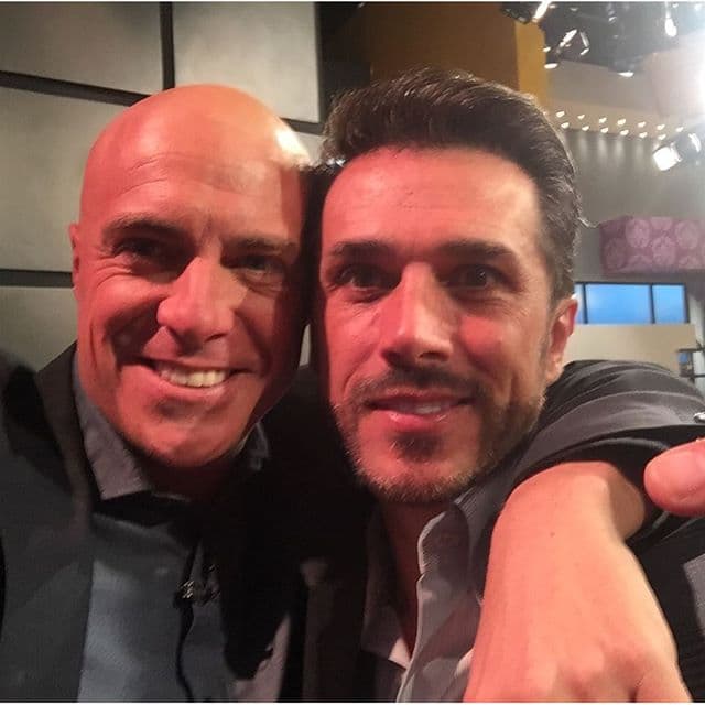 ¡Par de galanazos! Lisardo y Sergio mandan un saludo a todas sus fans.