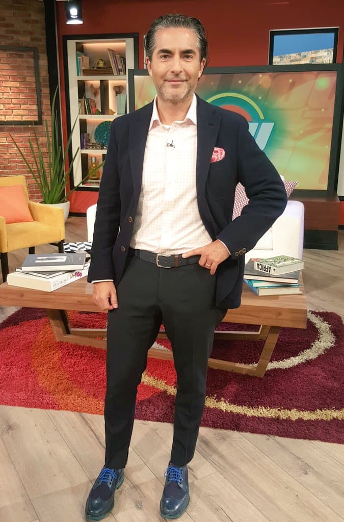 ¡Súper a la moda! Raúl Araiza sabe cómo lucir genial.