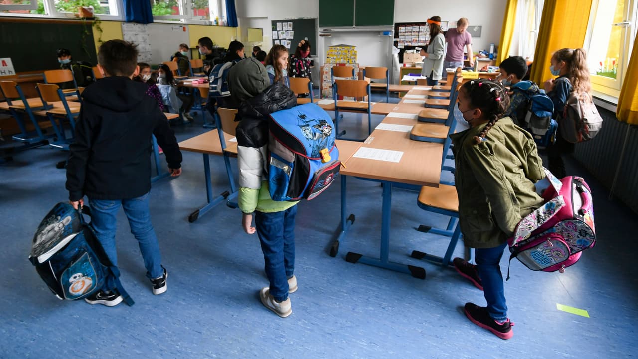 <h2 class="cms-H2-H2"></h2>
<h3 class="cms-H3-H3"><a href="https://www.univision.com/local/orlando-wven/sigue-avanzando-proyecto-de-ley-en-florida-que-busca-que-alumnos-de-escuelas-publicas-entren-mas-tarde-a-estudiar-video">HB 733, ley sobre horario de escuelas </a></h3>
<br>
<br>La ley firmada por el gobernador Ron DeSantis requiere que el "día de clases" no comience antes de las 8 a. m. para escuelas primarias y no antes de las 8:30 a. m. para secundarias.
<br>
<br>Se requerirá que los horarios de inicio entren en vigencia para el año escolar 2026-2027, dando a los distritos escolares tres años para desarrollar planes.
<br>
<br>El horario actual de clases en Miami-Dade fluctúa entre 8:25 y 8:35 am para escuelas primarias y 7:20 y 9:10 a.m. para secundarias.