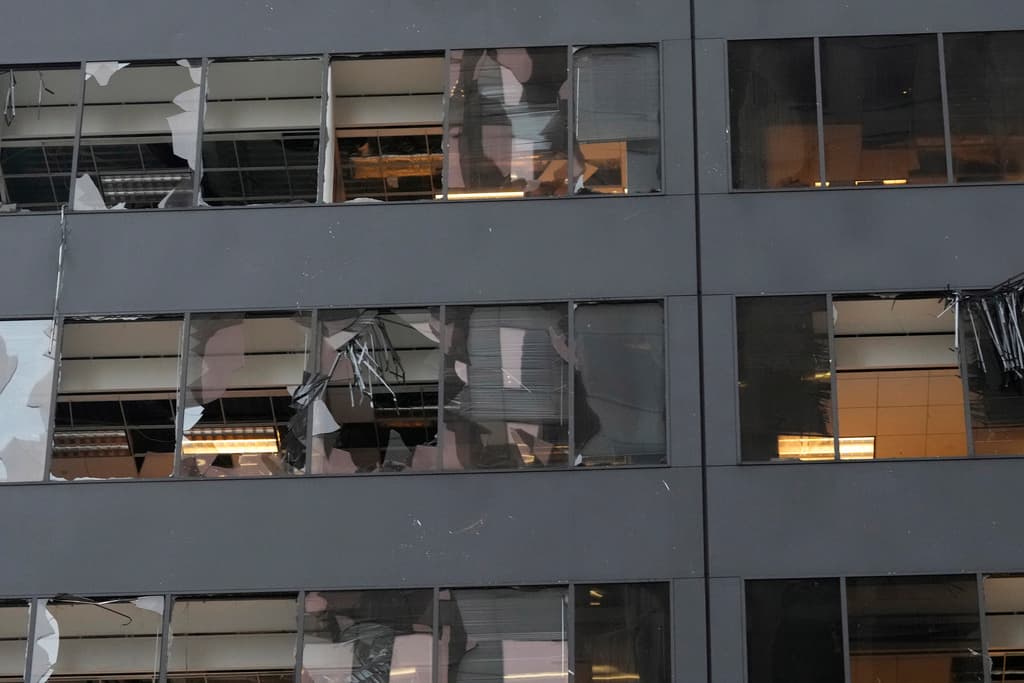 En otros edificios, los trabajadores perdieron además materiales de trabajo que salieron volando cuando las ventanas no resistieron la fuerza de los vientos. La lluvia también dañó múltiples oficinas.